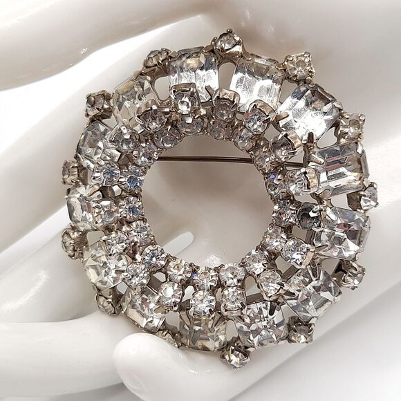 Vintage Clear Rhinestone Wreath Brooch Pin, Wedding Brooch, 2 1/4", 1950s - Picture 3 of 10